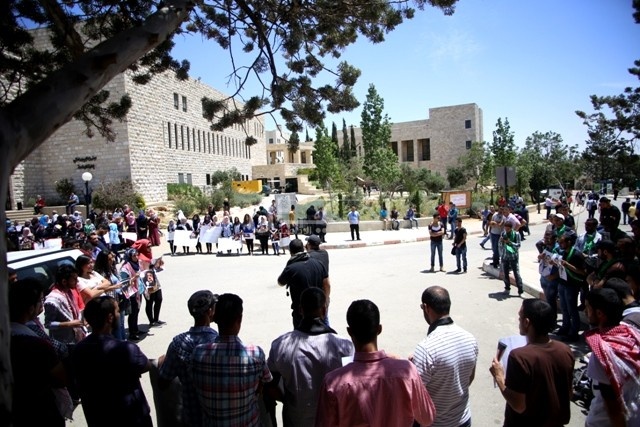 بالصور: الحركة الطلابية في جامعة بيرزيت تنظم وقفة تضامنية مع الاسير خضر عدنان